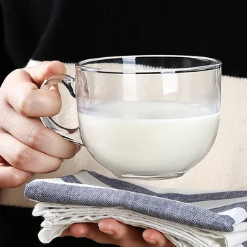 Skaidri ruda pieno puodelis didelis pilvas avižiniai dribsniai taurės namų pusryčiai pieno taurės didelės talpos vandens taurė